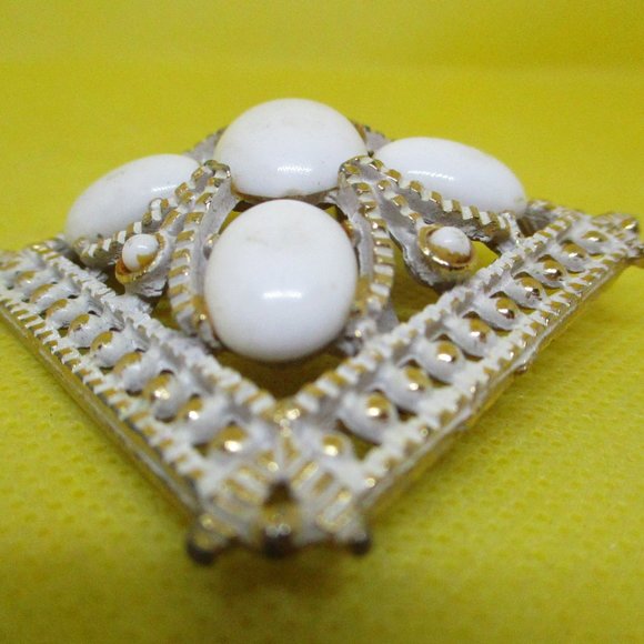 Vintage White Lucite Cabochon Enamel Gold Tone Metal Brooch White Lucite Enamel - Picture 10 of 12